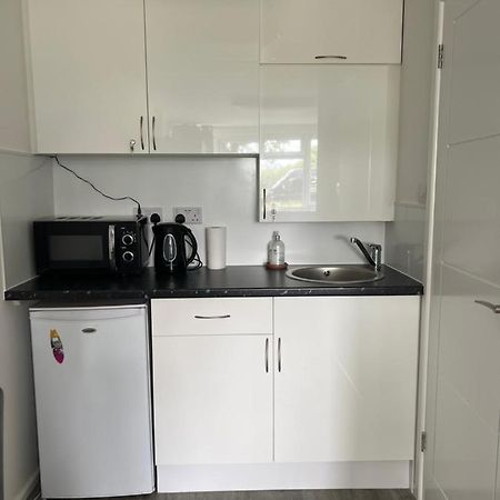 شقة Studio In Private House Near Central ميلتون كينيز المظهر الخارجي الصورة